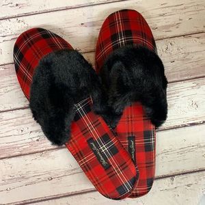 NWT Victoria’s Secret fur trimmed plaid slippers Size 9-10